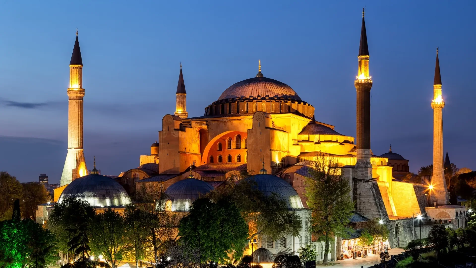 Hagia Sophia View at Night from Sultanahmet Square: Istanbul Night Tour