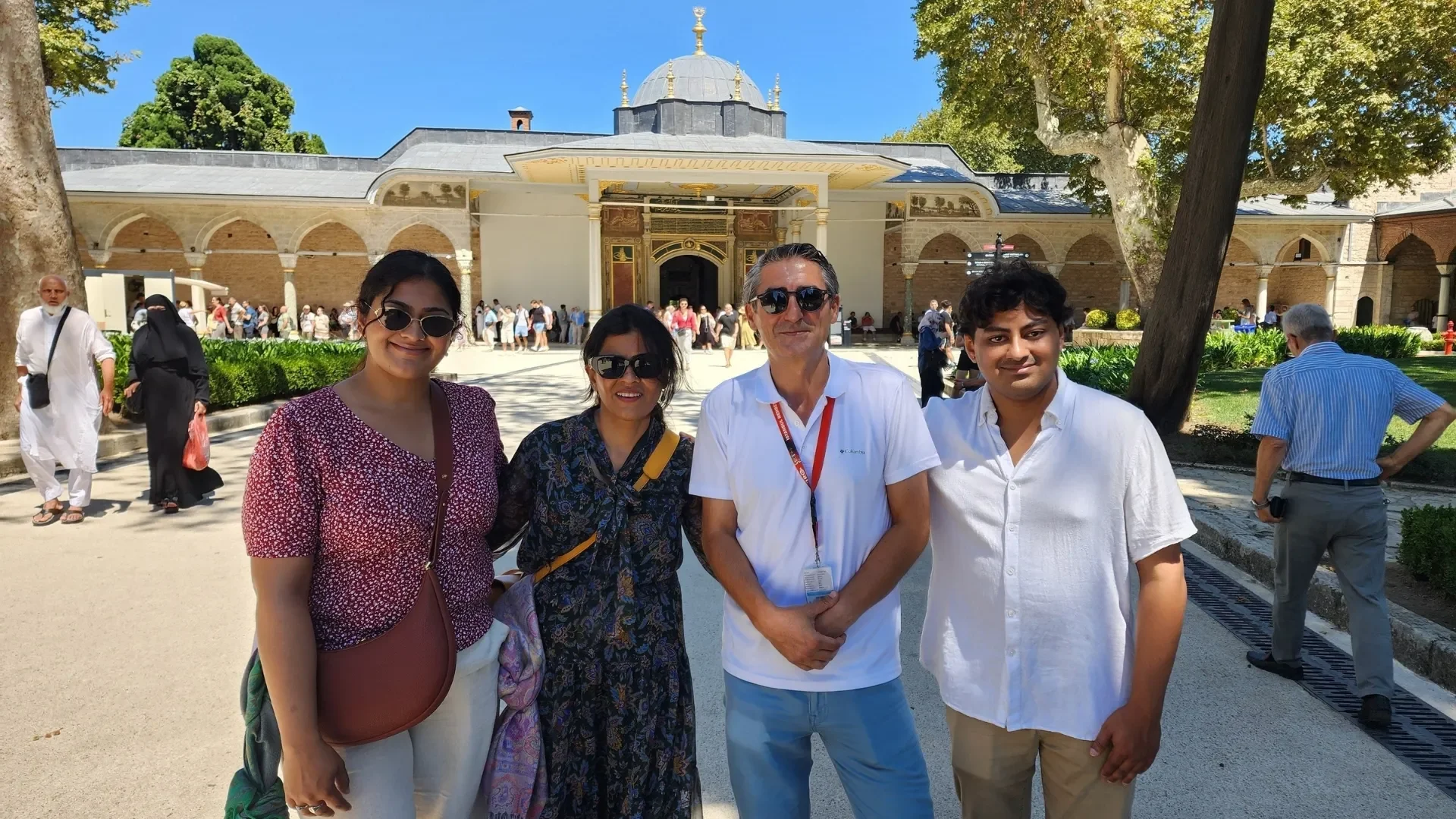 Private Topkapi Palace tour with local guide: Enjoy a guided visit to Topkapi Palace and learn about Ottoman court life, palace ceremonies, and the history of the imperial residence.
