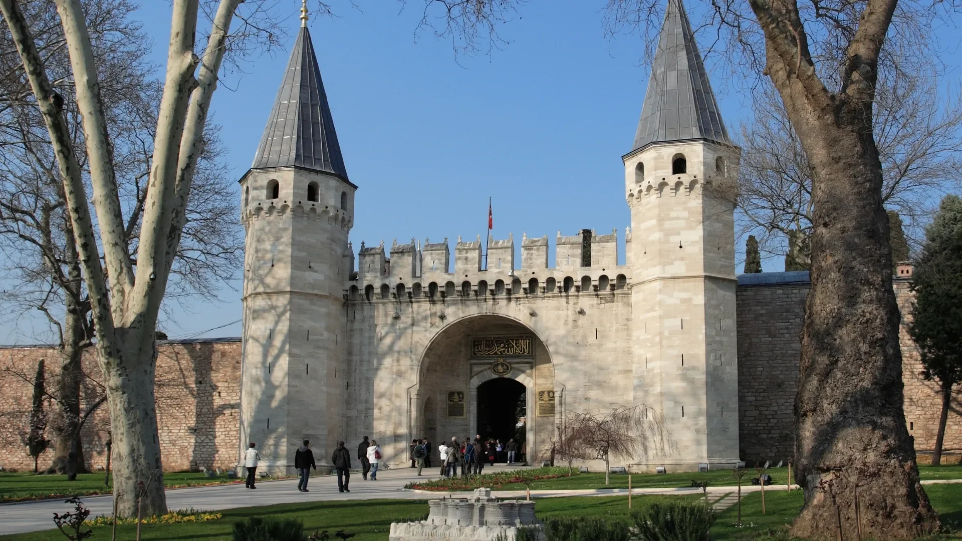 Topkapi Palace entrance in Sultanahmet Istanbul: Visit Topkapi Palace in Sultanahmet and discover the courtyards, gates, and historic rooms once used by the Ottoman sultans.