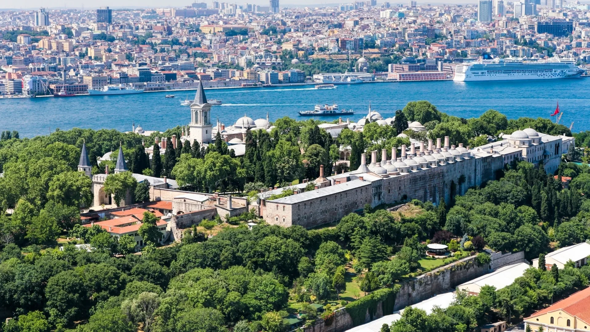 Topkapi Palace view over the Bosphorus: Enjoy panoramic views of the Bosphorus from Topkapi Palace, one of the most important Ottoman landmarks in Istanbul’s Old City.